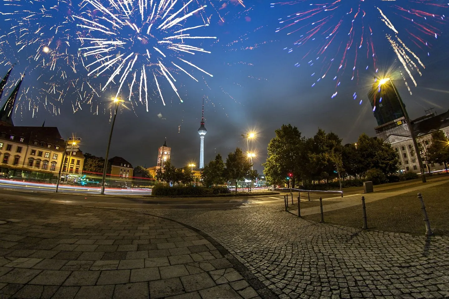 Berlins größte Silvesterparty am Alexanderplatz mit 8 DJs auf 4 Floors