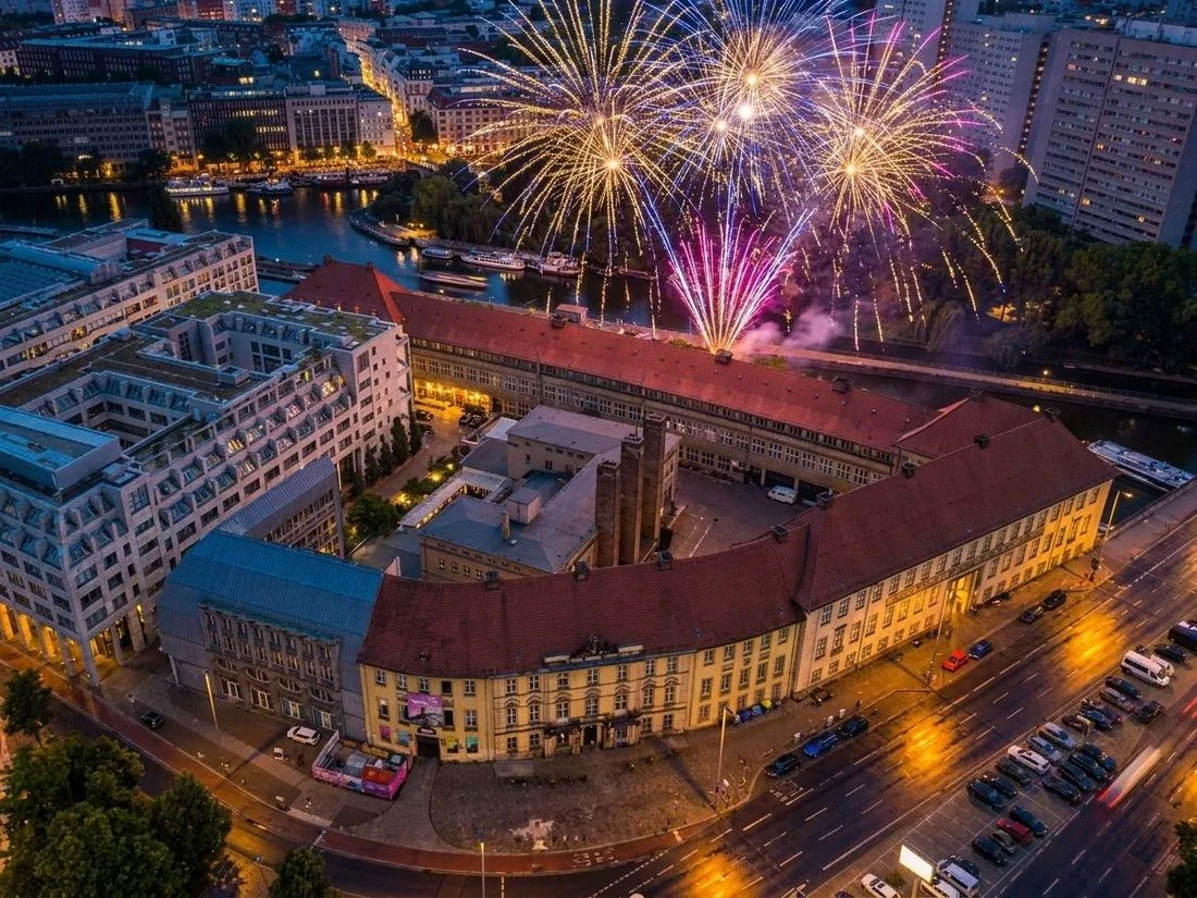 Luftaufnahme des Spreepalais an der Spree mit Feuerwerk