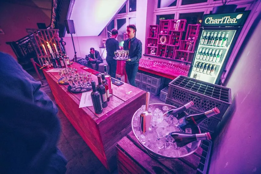 Bar mit Wein, Sekt und Getränken